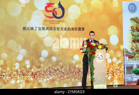(241120) -- BANGKOK, 20 novembre 2024 (Xinhua) -- il ministro degli Esteri thailandese Maris Sangiampongsa parla durante un evento di lancio del logo ufficiale per il 50° anniversario dell'istituzione delle relazioni diplomatiche tra Cina e Thailandia a Bangkok, Thailandia, 19 novembre 2024. Il logo ufficiale presenta Dragon e Naga, creature mitiche con significati di buon auspicio nelle rispettive culture, e incorpora i colori di entrambe le bandiere nazionali. Di fronte l'uno all'altro, Dragon e Naga guardano verso la stessa sfera d'oro, rappresentando i loro obiettivi comuni di costruire una comunità Cina-Tailandia con una f condivisa Foto Stock