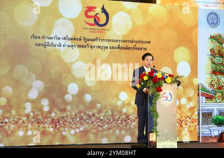 (241120) -- BANGKOK, 20 novembre 2024 (Xinhua) -- l'ambasciatore cinese in Thailandia Han Zhiqiang parla durante un evento di lancio del logo ufficiale per il 50° anniversario dell'istituzione delle relazioni diplomatiche tra Cina e Thailandia a Bangkok, Thailandia, 19 novembre 2024. Il logo ufficiale presenta Dragon e Naga, creature mitiche con significati di buon auspicio nelle rispettive culture, e incorpora i colori di entrambe le bandiere nazionali. Di fronte l'uno all'altro, Dragon e Naga guardano verso la stessa sfera d'oro, rappresentando i loro obiettivi comuni di costruire una comunità Cina-Tailandia con una comunità condivisa Foto Stock