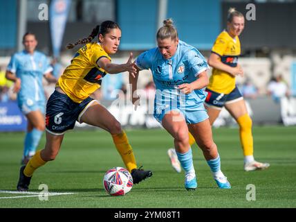 Casey, Australia. 16 novembre 2024. Isabel Gomez difende contro Pollicina durante il terzo turno della stagione 2024/25 tra Melbourne City e Central Coast Mariners tenutosi a Casey Fields. Punteggio finale 2:2. Australian Professional Soccer Women's A-League 2024/25, round 3 partita tra Melbourne City e Central Coast Mariners. Pareggio 2-2. (Foto di Olivier Rachon/SOPA Images/Sipa USA) credito: SIPA USA/Alamy Live News Foto Stock