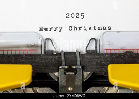 Buon Natale 2025 scritto su una vecchia macchina da scrivere Foto Stock