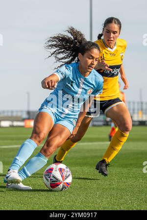 Casey, Australia. 16 novembre 2024. La centrocampista Lourdes Bosch di Melbourne City controlla il pallone nella partita femminile del terzo turno della stagione 2024/25 tra Melbourne City e Central Coast Mariners tenutasi a Casey Fields. Punteggio finale 2:2. Australian Professional Soccer Women's A-League 2024/25, round 3 partita tra Melbourne City e Central Coast Mariners. Pareggio 2-2. (Foto di Olivier Rachon/SOPA Images/Sipa USA) credito: SIPA USA/Alamy Live News Foto Stock