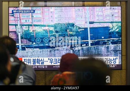 Seoul, Corea del Sud. 15 novembre 2024. Una trasmissione televisiva Yonhapnews della durata di 24 ore alla stazione ferroviaria di Yongsan a Seoul mostra una foto di quello che si ritiene essere un obice semovente M-1989 "Juchepo" 170mm fabbricato in Corea del Nord in Russia sull'app di messaggistica Russian Telegram. Secondo i legislatori sudcoreani, l'agenzia di spionaggio della Corea del Sud il 20 novembre ha confermato le esportazioni aggiuntive di obici e lanciarazzi multipli verso la Russia. (Credit Image: © Kim Jae-Hwan/SOPA Images via ZUMA Press Wire) SOLO PER USO EDITORIALE! Non per USO commerciale! Foto Stock