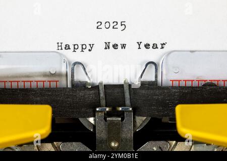 Felice anno nuovo 2025 scritto su una vecchia macchina da scrivere Foto Stock