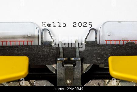 Ciao 2025 scritto su una vecchia macchina da scrivere Foto Stock