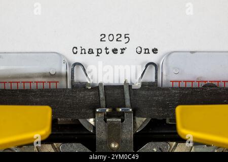vecchia macchina da scrivere con testo 2025 capitolo uno Foto Stock