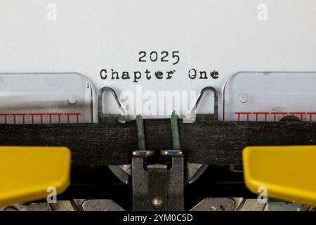vecchia macchina da scrivere con testo 2025 capitolo uno Foto Stock
