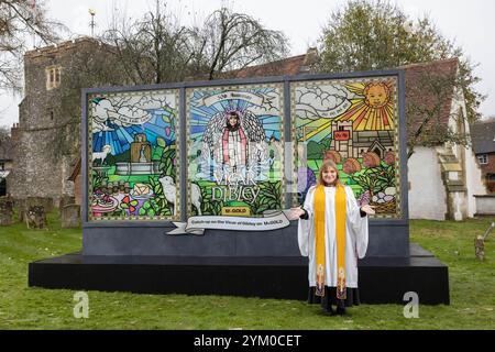 SOLO PER USO EDITORIALE il reverendo Kate Bottley svela un'opera d'arte in vetro colorato che commemora il 30° anniversario del Vicario di Dibley, commissionata dal canale televisivo U&GOLD, nel cimitero di St Mary the Virgin's Church a Turville, che servì come Dibley's St Barnabas Church nella serie televisiva. Data di pubblicazione: Mercoledì 20 novembre 2024. Foto Stock