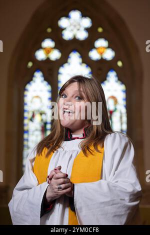 USO EDITORIALE SOLO il reverendo Kate Bottley, che è stato ispirato a diventare vicario dal Vicario di Dibley, visita la chiesa di St Mary the Virgin a Turville per svelare un'opera d'arte in vetro colorato, commissionata dal canale televisivo U&GOLD, in occasione del 30° anniversario dello spettacolo televisivo. Data di pubblicazione: Mercoledì 20 novembre 2024. Foto Stock