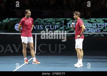 Rafael Nadal di Spagna - qui con il capitano della Coppa Davis David Ferrer - durante la cerimonia d'addio dopo i quarti di finale di Coppa Davis 2024 tra Paesi Bassi e Spagna al Palacio de Deportes Jose Maria Martin Carpena il 19 novembre 2024 a Malaga, Spagna Foto Stock