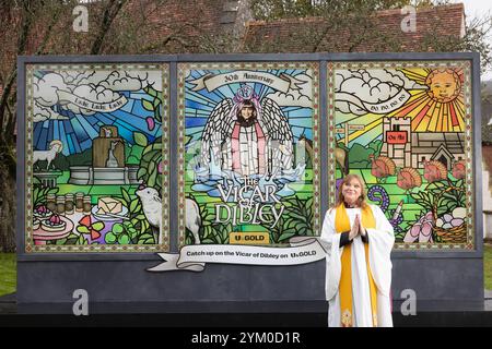 SOLO PER USO EDITORIALE il reverendo Kate Bottley svela un'opera d'arte in vetro colorato che commemora il 30° anniversario del Vicario di Dibley, commissionata dal canale televisivo U&GOLD, nel cimitero di St Mary the Virgin's Church a Turville, che servì come Dibley's St Barnabas Church nella serie televisiva. Data di pubblicazione: Mercoledì 20 novembre 2024. Foto Stock