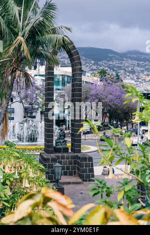 Funchal, Madeira - Portogallo, 30 maggio 2024; Statua dell'infante Dom Henrique con fontana Rotunda do Infante a Funchal. Foto di alta qualità Foto Stock