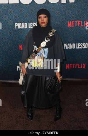 Hollywood, Stati Uniti. 19 novembre 2024. Erykah Badu arriva alla prima di Netflix "The piano Lesson" tenutasi al Teatro Egizio il 19 novembre 2024 a Hollywood, CA. © al/AFF-USA.com Credit: AFF/Alamy Live News Foto Stock