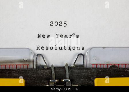 2025 risoluzioni di Capodanno scritte su una vecchia macchina da scrivere Foto Stock