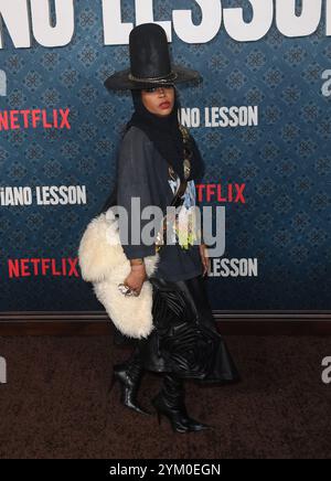 Hollywood, Stati Uniti. 19 novembre 2024. Erykah Badu arriva alla prima di Netflix "The piano Lesson" tenutasi al Teatro Egizio il 19 novembre 2024 a Hollywood, CA. © al/AFF-USA.com Credit: AFF/Alamy Live News Foto Stock