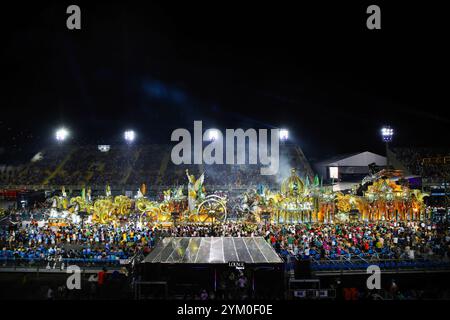 La scuola di samba ParaÌso do Tuiuti sfilerà attraverso il Sambodromo di Rio de Janeiro, Brasile, durante il Carnevale. Il 12 febbraio sfilarono le scuole Samba più attente. Ogni anno, il Carnevale di Rio de Janeiro, in Brasile, è considerato il più grande del mondo, con circa due milioni di persone per le strade ogni giorno. La parata ufficiale del carnevale nel sambodromo di Rio de Janeiro nel 2024 rendeva omaggio ai popoli indigeni e alla cultura afro-brasiliana con carri allegorici che evocavano l'eredità della schiavitù brasiliana. Foto Stock