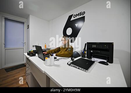 LEOPOLI, UCRAINA - 15 NOVEMBRE 2024 - un dipendente lavora nel primo centro di reclutamento ucraino della 67a brigata meccanizzata separata aperto a Leopoli, Ucraina occidentale. Foto Stock