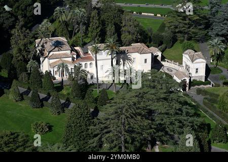 Vaticano - 2 novembre 2024: La Casina Pio IV (Villa Pia) è una villa patrizia nella città del Vaticano, vista dalla cima della Basilica di San Pietro. Foto Stock