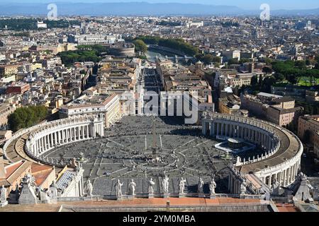 Vista del paesaggio urbano di Roma e di Piazza San Pietro dalla cima della Basilica di San Pietro in Vaticano. Foto Stock