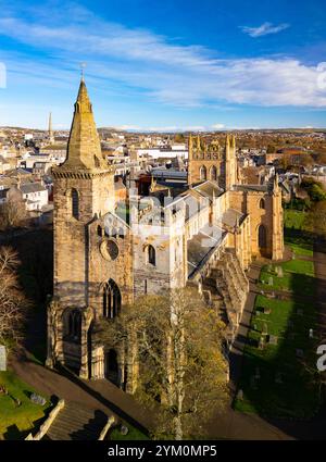 Vista aerea dal drone di Dunfermline Abbey, Dunfermline, Fife, Scozia, Regno Unito Foto Stock