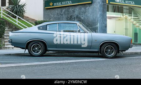 Urnieta, Spagna - 5 ottobre 2024: 1973 Chrysler VJ Valiant Charger 770 per le strade della città Foto Stock