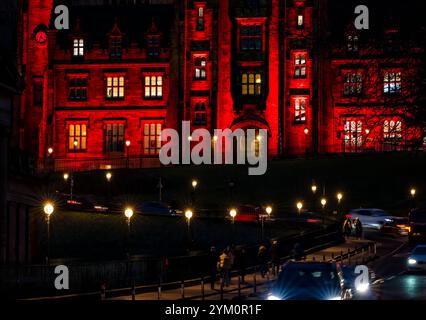 Sala riunioni sul tumulo illuminata a Natale, Edimburgo, Scozia, Regno Unito Foto Stock