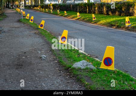 In Inghilterra non sono presenti coni di parcheggio che costeggiano una vergine di campagna e non è visibile alcun traffico. Foto Stock