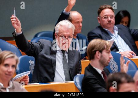 2024-11-19 Dutch Tweede Kamer Plenary Debate DEN HAAG, PAESI BASSI - 19 NOVEMBRE: Ralf Dekker FVD durante il dibattito Plenario al Tweede Kamer il 19 novembre 2024 a Den Haag, Paesi Bassi Den Haag Tweede Kamer Paesi Bassi contenuto non disponibile per la ridistribuzione nei Paesi Bassi direttamente o indirettamente tramite terzi. Copyright: XJohnxBeckmannx Foto Stock