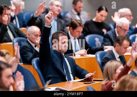 2024-11-19 Dutch Tweede Kamer Plenary Debate DEN HAAG, PAESI BASSI - 19 NOVEMBRE: Patrick Crijns PVV durante il dibattito Plenario al Tweede Kamer il 19 novembre 2024 a Den Haag, Paesi Bassi Den Haag Tweede Kamer Paesi Bassi contenuto non disponibile per la ridistribuzione nei Paesi Bassi direttamente o indirettamente tramite terzi. Copyright: XJohnxBeckmannx Foto Stock