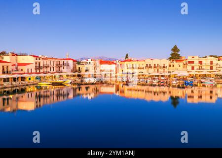 Rethymno, Creta, Grecia. Vista sul vecchio porto. Foto Stock
