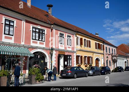 Rust, Austria - 23 marzo 2024: Strada principale della cosiddetta città delle cicogne sul lago Neusiedl con le sue case colorate e pittoresche nel mondo dell'UNESCO Foto Stock