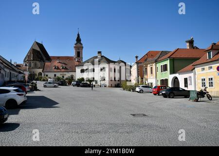 Rust, Austria - 23 marzo 2024: La piazza acciottolata del municipio della cosiddetta città delle cicogne sul lago Neusiedl con le sue pittoresche case, lei mondiale dell'UNESCO Foto Stock