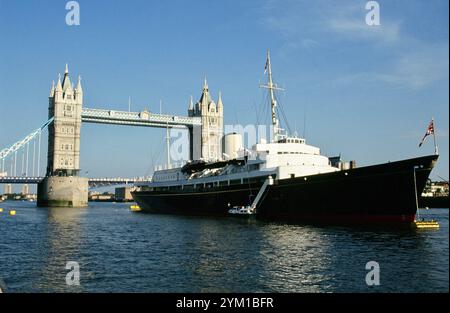 Royal Yacht Britannia, Tower Bridge, Londra, Regno Unito Foto Stock