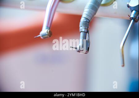 Primo piano di strumenti odontoiatrici utilizzati dai professionisti di una clinica moderna per la cura dei pazienti e le procedure di igiene orale Foto Stock