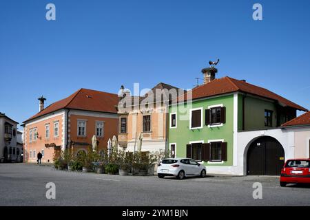 Rust, Austria - 23 marzo 2024: La piazza acciottolata del municipio della cosiddetta città delle cicogne sul lago Neusiedl con le sue pittoresche case, lei mondiale dell'UNESCO Foto Stock