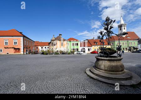 Rust, Austria - 23 marzo 2024: La piazza acciottolata del municipio con la Fontana delle Aquile nella cosiddetta città delle cicogne sul lago Neusiedl con la sua pittoresca Foto Stock