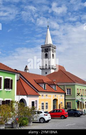 Rust, Austria - 23 marzo 2024: La piazza acciottolata del municipio della cosiddetta città delle cicogne sul lago Neusiedl con le sue pittoresche case, lei mondiale dell'UNESCO Foto Stock