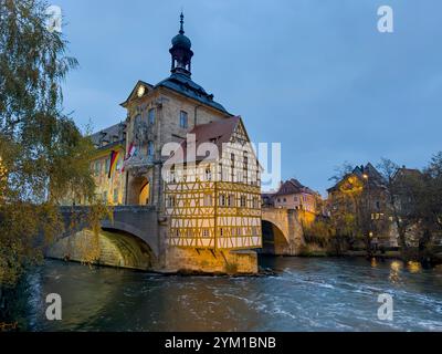 Vecchio municipio di Bamberga di notte alta Franconia, Baviera, Germania, Europa in autunno Foto Stock