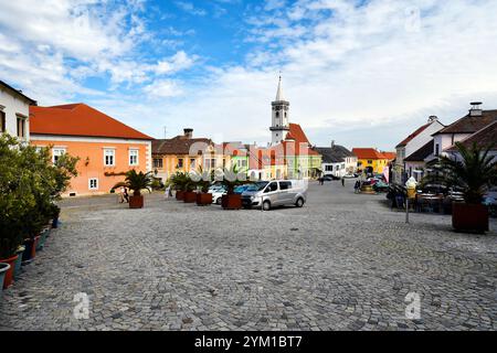 Rust, Austria - 23 marzo 2024: La piazza acciottolata del municipio della cosiddetta città delle cicogne sul lago Neusiedl con le sue pittoresche case, lei mondiale dell'UNESCO Foto Stock