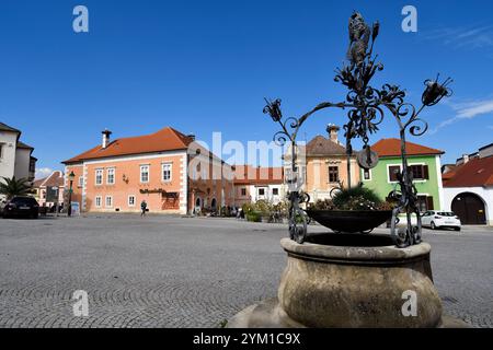 Rust, Austria - 23 marzo 2024: La Fontana dell'Aquila - Adlerbrunnen - nella piazza acciottolata del Municipio nella cosiddetta città delle cicogne sul lago Neusiedl con Foto Stock