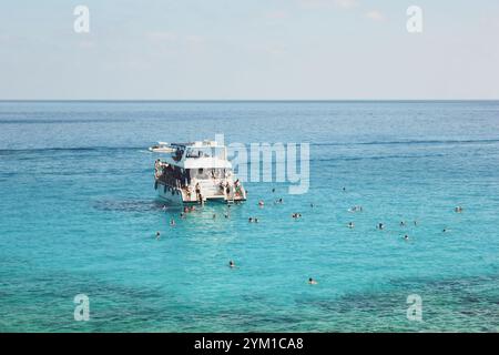 Ayia Napa, Cipro. 17 novembre 2024. Gente che passa del tempo su uno yacht ad Aya Napa. Foto Stock