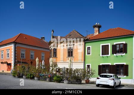 Rust, Austria - 23 marzo 2024: La piazza principale acciottolata della cosiddetta città delle cicogne sul lago Neusiedl con le sue pittoresche case, patrimonio mondiale dell'UNESCO Foto Stock