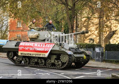 Londra, Regno Unito. 20 novembre 2024. Al e James in cima al carro armato. Per promuovere il "We Have Ways Fest" del 2025, l'evento che accompagna il loro podcast della seconda guerra mondiale "We Have Ways of Making You Talk", il comico al Murray e lo storico James Holland guidano un carro armato degli anni '1940 attraverso il Lambeth Bridge e poi all'Imperial War Museum nel centro di Londra. Crediti: Imageplotter/Alamy Live News Foto Stock