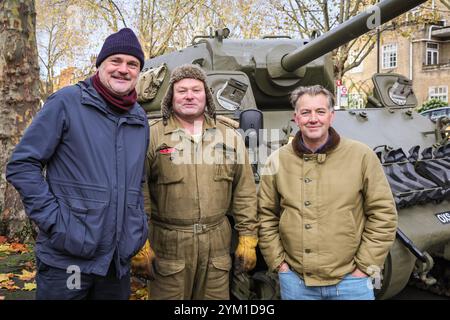 Londra, Regno Unito. 20 novembre 2024. Al e James posano con l'operatore di carri armati degli anni '1940. Per promuovere il "We Have Ways Fest" del 2025, l'evento che accompagna il loro podcast della seconda guerra mondiale "We Have Ways of Making You Talk", il comico al Murray e lo storico James Holland guidano un carro armato degli anni '1940 attraverso il Lambeth Bridge e poi all'Imperial War Museum nel centro di Londra. Crediti: Imageplotter/Alamy Live News Foto Stock