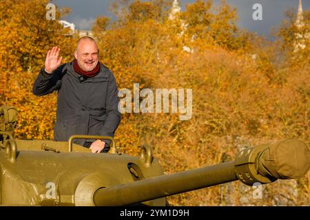 Londra, Regno Unito. 20 novembre 2024. Al Murray in cima al serbatoio. Per promuovere il "We Have Ways Fest" del 2025, l'evento che accompagna il loro podcast della seconda guerra mondiale "We Have Ways of Making You Talk", il comico al Murray e lo storico James Holland guidano un carro armato degli anni '1940 attraverso il Lambeth Bridge e poi all'Imperial War Museum nel centro di Londra. Crediti: Imageplotter/Alamy Live News Foto Stock