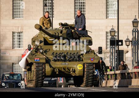 Londra, Regno Unito. 20 novembre 2024. Al e James in cima al carro armato. Per promuovere il "We Have Ways Fest" del 2025, l'evento che accompagna il loro podcast della seconda guerra mondiale "We Have Ways of Making You Talk", il comico al Murray e lo storico James Holland guidano un carro armato degli anni '1940 attraverso il Lambeth Bridge e poi all'Imperial War Museum nel centro di Londra. Crediti: Imageplotter/Alamy Live News Foto Stock