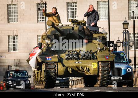 Londra, Regno Unito. 20 novembre 2024. Al e James in cima al carro armato. Per promuovere il "We Have Ways Fest" del 2025, l'evento che accompagna il loro podcast della seconda guerra mondiale "We Have Ways of Making You Talk", il comico al Murray e lo storico James Holland guidano un carro armato degli anni '1940 attraverso il Lambeth Bridge e poi all'Imperial War Museum nel centro di Londra. Crediti: Imageplotter/Alamy Live News Foto Stock