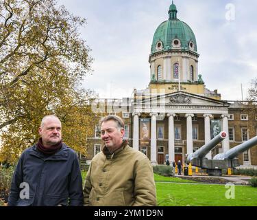 Londra, Regno Unito. 20 novembre 2024. Al e James all'Imperial War Museum. Per promuovere il "We Have Ways Fest" del 2025, l'evento che accompagna il loro podcast della seconda guerra mondiale "We Have Ways of Making You Talk", il comico al Murray e lo storico James Holland guidano un carro armato degli anni '1940 attraverso il Lambeth Bridge e poi all'Imperial War Museum nel centro di Londra. Crediti: Imageplotter/Alamy Live News Foto Stock