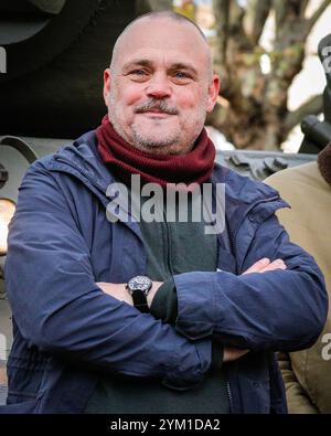 Londra, Regno Unito. 20 novembre 2024. Al Murray. Per promuovere il "We Have Ways Fest" del 2025, l'evento che accompagna il loro podcast della seconda guerra mondiale "We Have Ways of Making You Talk", il comico al Murray e lo storico James Holland guidano un carro armato degli anni '1940 attraverso il Lambeth Bridge e poi all'Imperial War Museum nel centro di Londra. Crediti: Imageplotter/Alamy Live News Foto Stock