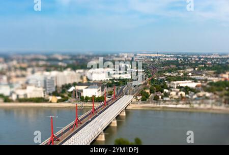 Budapest, Ungheria - 24 agosto 2024: Veduta aerea sul ponte Rakoczi. Messa a fuoco spostata sul ponte con obiettivo inclinato. Foto Stock