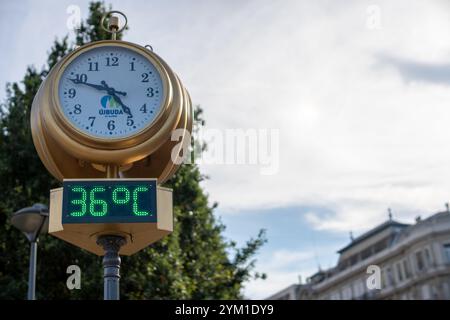 Budapest, Ungheria - 24 agosto 2024: Il display della temperatura delle strade evidenzia un caldo estivo insolitamente alto. Foto Stock